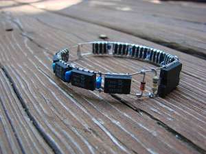 xdiy-electronic-bracelet.jpeg.pagespeed.ic._q7RrzBQnk
